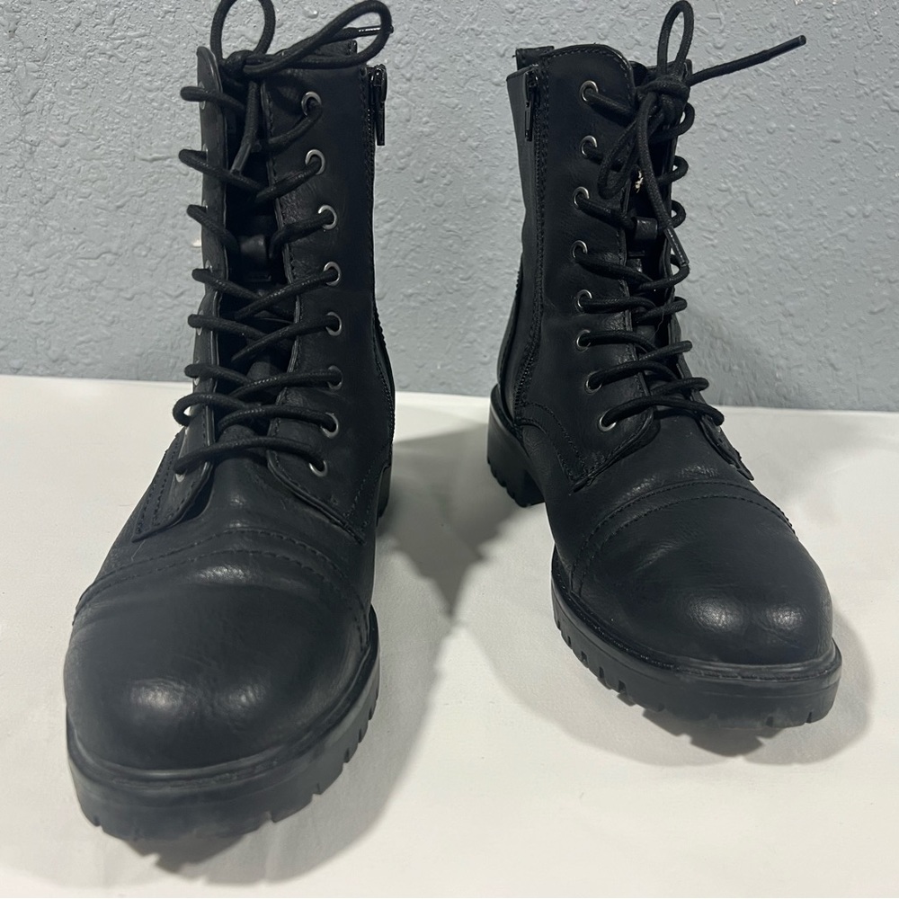 Universal threads black boots